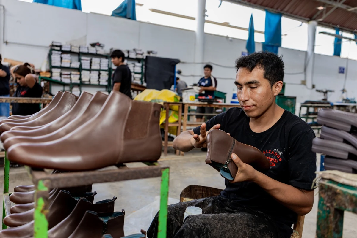 Trabajo de armado del calzado en el taller de CAMS